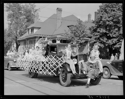 University of Kentucky May Day: float in parade, 