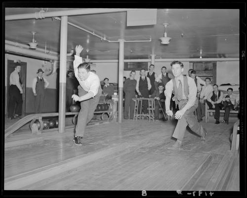 Intramural (1939 Kentuckian) (University of Kentucky); bowling, players on the lanes