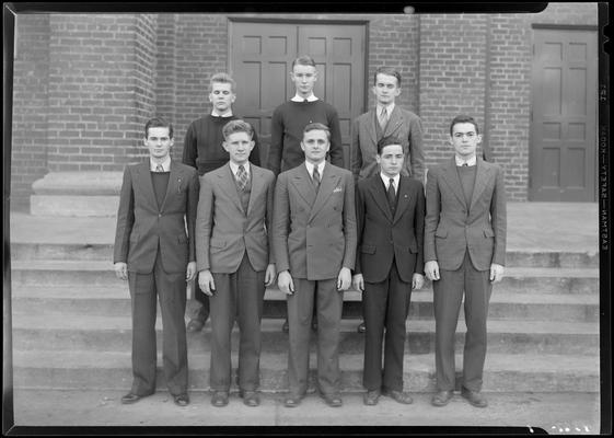 Intramural, (1940 Kentuckian) (University of Kentucky); group portrait in front of a building