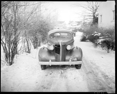 John S. Yellman; damaged (wrecked) car parked next to bushes (shrubs); damaged front grill, view from front; 1939 Kentucky (KY) license plate number N116 (no. N116)
