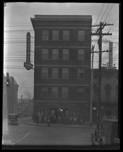 Kaufman Clothing Company, 135 West Main; exterior (Universal Service Company in bg) View of West Main and North Limestone