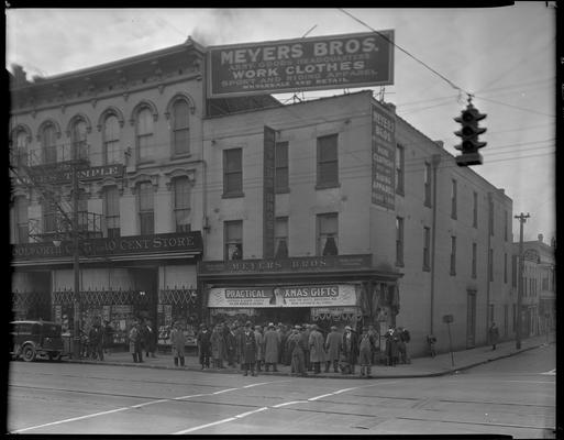 Meyers Brothers (278 West Main and Mill Streets), exterior (Christmas sale); large group gathered in front of store