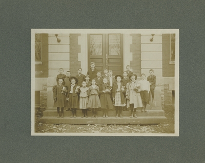Class photo of children, inscription on back