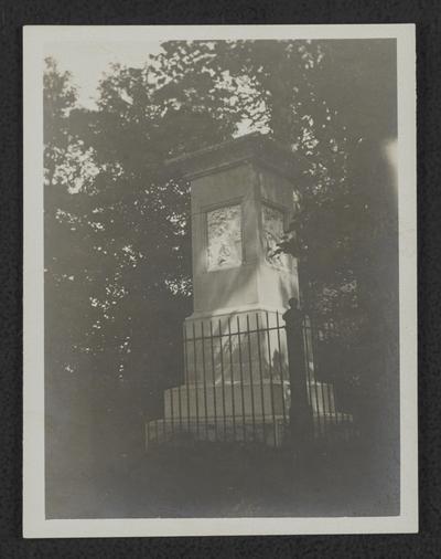 Daniel Boone grave monument