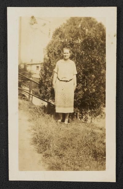 This mother wishes to learn to write to her daughter in St. Louis