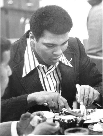 Ail, Muhammad; Ali at the 1974 UK homecoming luncheon 