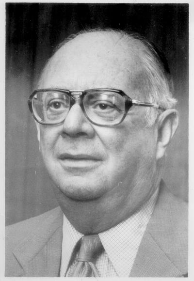 Men; Individual; Unidentified; Picture of a man wearing glasses