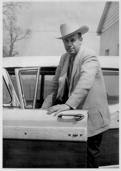 Men; Individual; Unidentified; A man wearing a cowboy hat getting into a car