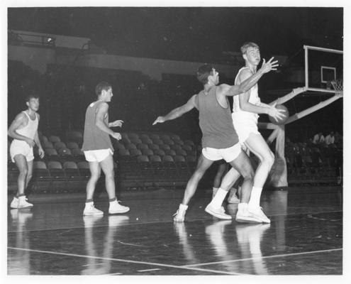 University of Kentucky; Basketball; Bill Spivey posting up