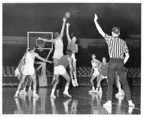 University of Kentucky; Basketball; Jump ball during a scrimmage