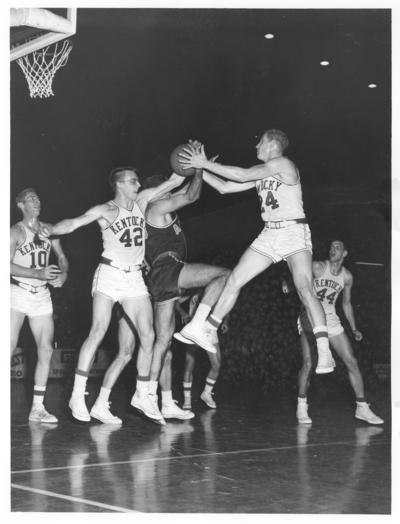 University of Kentucky; Basketball; UK vs. Auburn; Kentucky attempts a pass in heavy traffic