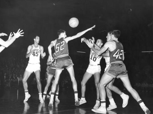 University of Kentucky; Basketball; UK vs. Iowa State; Kentucky #10 passes the ball through a swarm of defenders