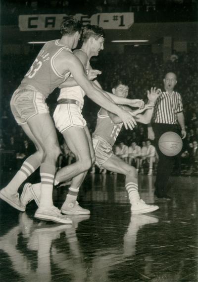 University of Kentucky; Basketball; UK vs. Tennessee (Volunteers); A Kentucky player tries to pass through a double-team