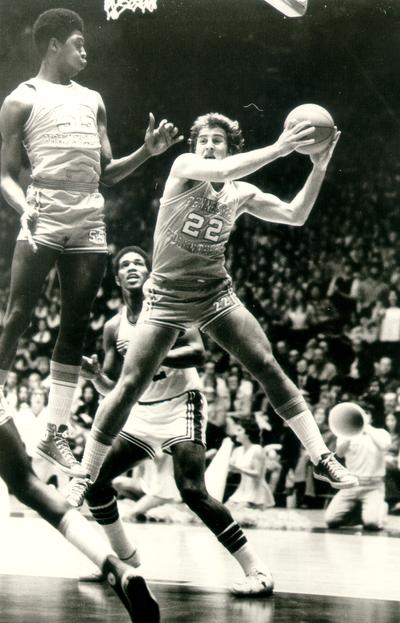 University of Kentucky; Basketball; UK vs. Tennessee (Volunteers); Tennessee #22 grabs the loose ball