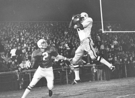 University of Kentucky; Football; Game Scenes; The opponent catches a high pass