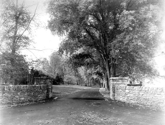 Horse Farms and Owners; Unidentified; Entry to a farm