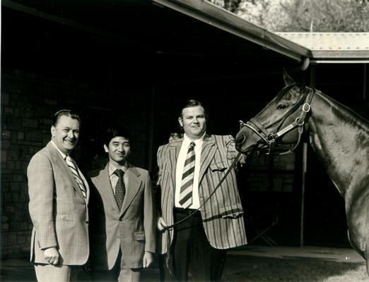 Combs, Brownell; Brownell Combs with two associates and a thoroughbred