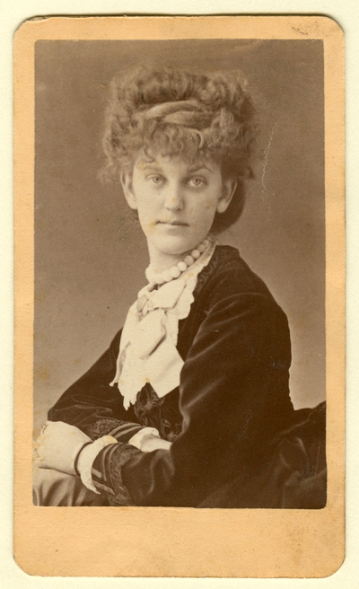 Unidentified woman (Photographer: Wykes, Quincy, IL)