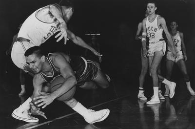 Basketball game action, UK versus Georgia Tech; Dick Parsons diving for the ball; Lexington Herald-Leader photo