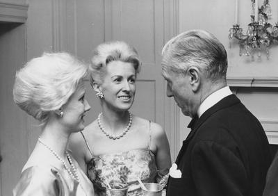 Barry Bingham talking to two women. From left to right: Mrs. Courtney Ellis and Mrs. C. V. Whitney