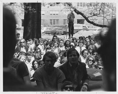 Protesters listen to a speaker; This image is in the 1969 Kentuckian on page 288, image 2