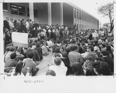 Students protest in front of the Law Building; This image is in the 1969 Kentuckian on page 284, image 1