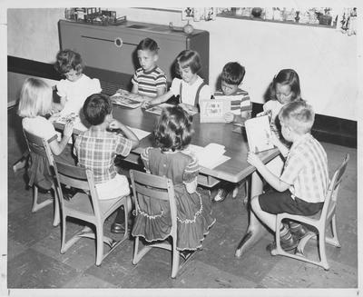 Elementary school students read to themselves; Photographer: John Mitchell