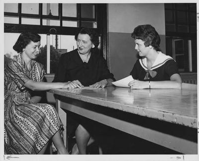 Supervisor teacher counsels two student teachers