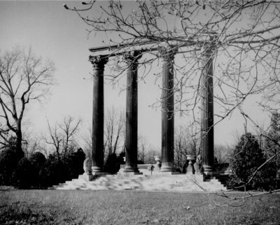 Elmendorf pillars, Fayette County