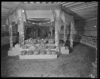 Piggly Wiggly; interior, produce display