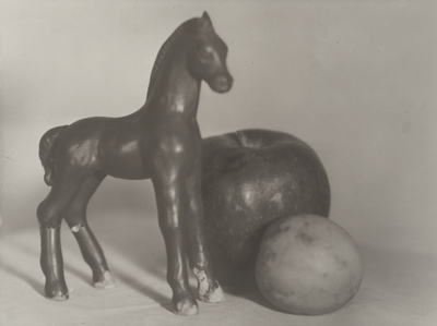 Horse figurines with fruit