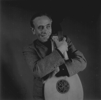 John Jacob Niles posed with dulcimer