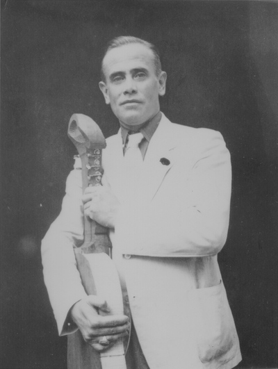 John Jacob Niles with dulcimer, taken at home of Sam Elliot. Pittsburgh, Pennsylvania