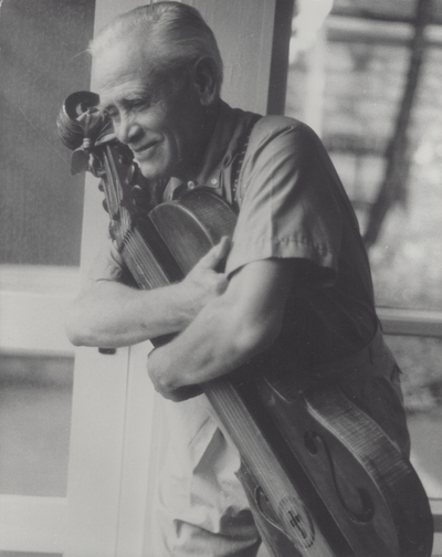 John Jacob Niles posed with dulcimer; Boot Hill Farm; John Bell, New York