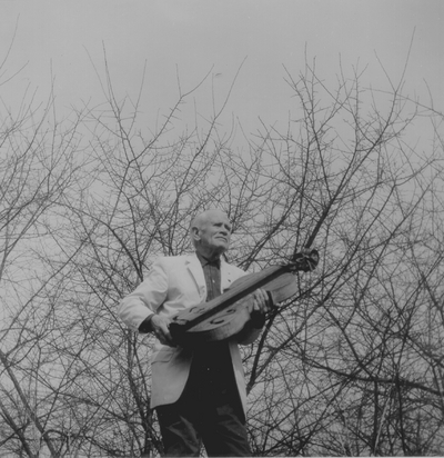 John Jacob Niles posed with dulcimer; Boot Hill Farm; Eugene Meatyard