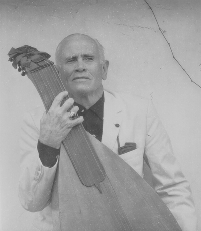 John Jacob Niles posed with dulcimer; Boot Hill Farm; Eugene Meatyard