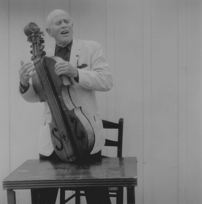 John Jacob Niles posed with dulcimer; Boot Hill Farm; Eugene Meatyard