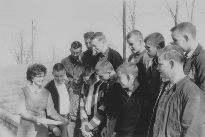 John Jacob Niles with students from Flemingsburg, KY; Boot Hill Farm; Jack Cobb