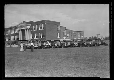 Picadome School, Harrodsburg Pike; exterior, buses