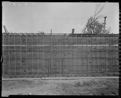 Construction; steel grid for a wall