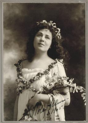 Viola Allen; autographed:                          Viola Allen, 1905 ; Photographer: Sarony, New York