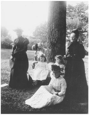 Robert Wickliffe Preston (1850-1914), Sallie Benton Brant McDowell (1853-1923), Margaret Wickliffe Preston (1885-1964), Elsie Lizibel, and an unidentified girl and woman posed under a tree