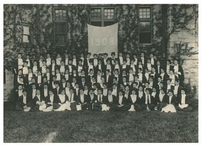 Bryn Mawr College, group portrait of 1908 class in caps and gowns