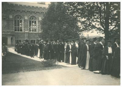 Bryn Mawr College, 1908 class in caps and gowns