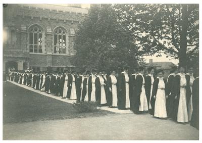 Bryn Mawr College, 1908 class in caps and gowns
