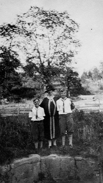 Ned, Mary [Shelby Wilson], and Francis. Old Blue Lick Spring