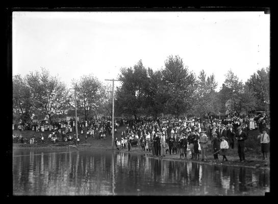 Tug-of-war, Clifton Pond, spectators