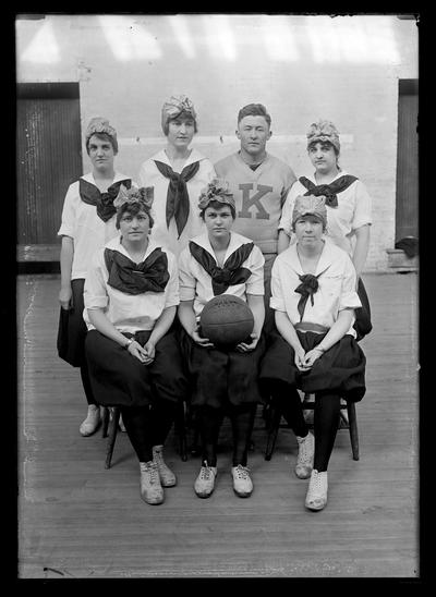 Women's basketball squad, Bastin, Cregor, William Tuttle, Flanery