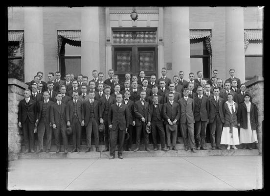 Agricultural Society on the steps of Experiment Station