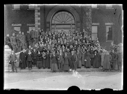 Freshman class on Miller Hall Steps, class of 1912-1913